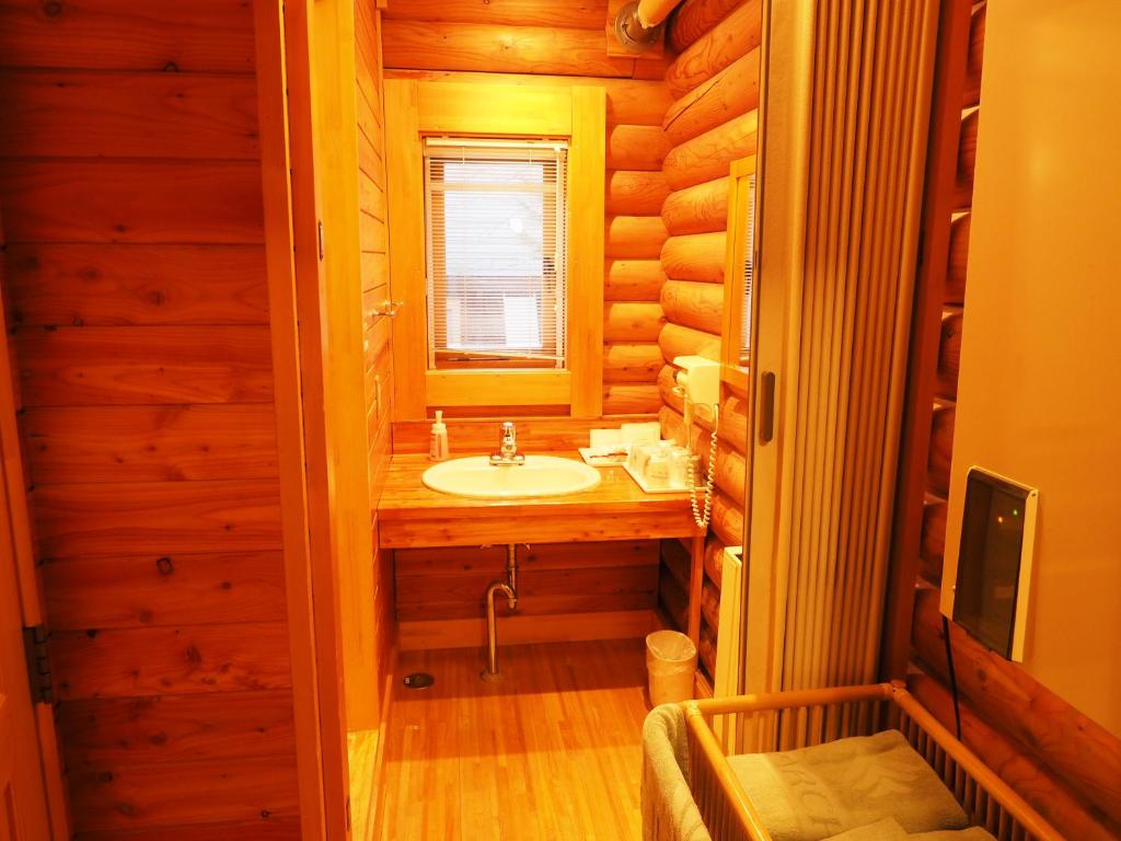 Log Hotel Larch Lake Kanayama ryokan Hokkaido Minamifurano 2