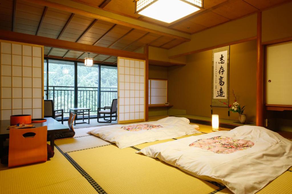 Yamanaka Onsen Hanatsubaki ryokan Ishikawa Kaga 1